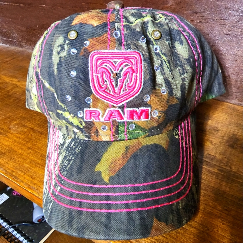 NEW! Mossy Oak camo/hot pink RAM hat
